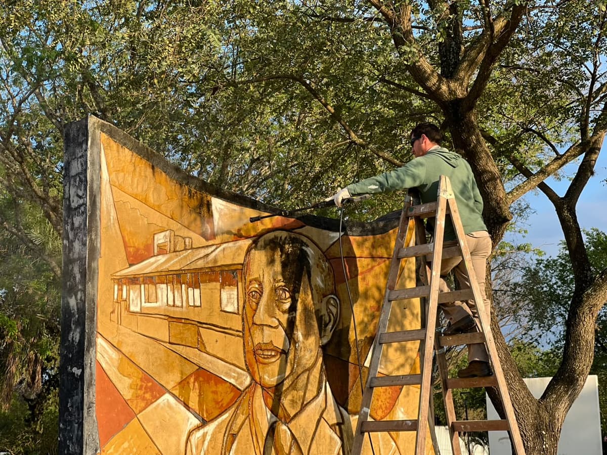Trabajos de mantenimiento en el mural de la Plaza San Martín